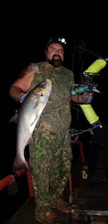 bowfishing at night arrow in addiction bowfishing